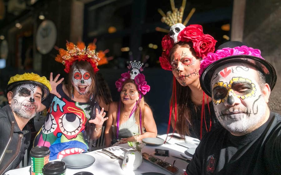 亡靈節期間El Diez餐廳爭奇鬥豔的骷顱食客