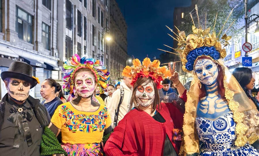 充滿色彩、音樂和歡樂的亡靈節街景