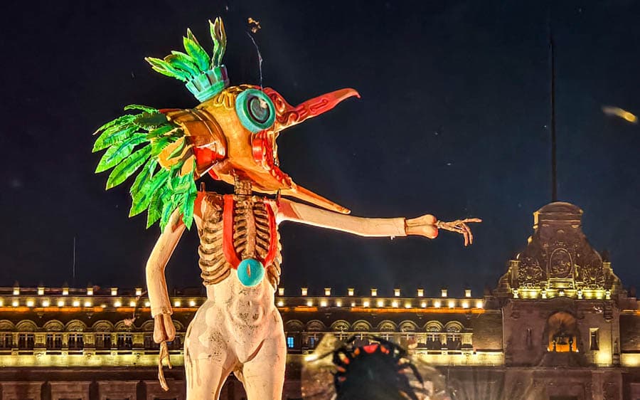 憲法廣場亡靈節慶典的阿茲特克風格巨型雕塑