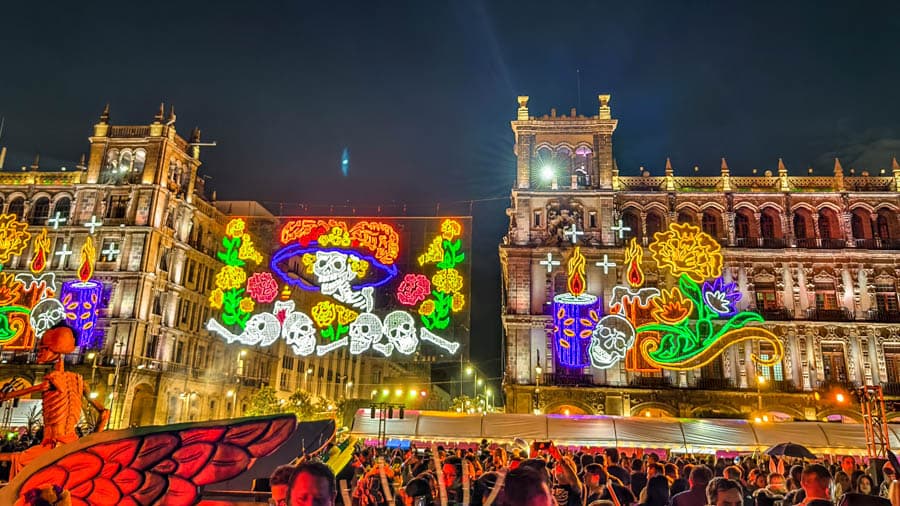 亡靈節期間，萬頭鑽動的憲法廣場上壯觀炫麗的夜間大型燈飾