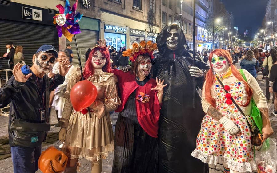 前往憲法廣場途中，繽紛卡翠娜與卡特里林