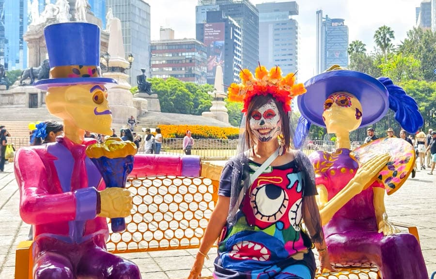 改革大道沿線的人行道上的「卡翠娜夫婦座椅」。