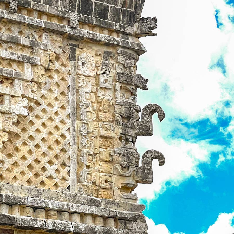 墨西哥烏斯馬爾東樓轉角雨神查克伸出長鉤鼻