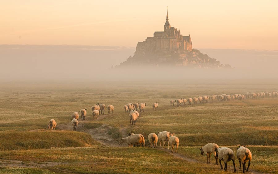 法國聖米歇爾山是被三次夢境召喚出的地景