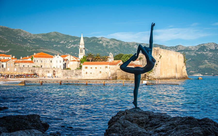 布德瓦著名的芭蕾舞者雕像，背景為Riviera海岸