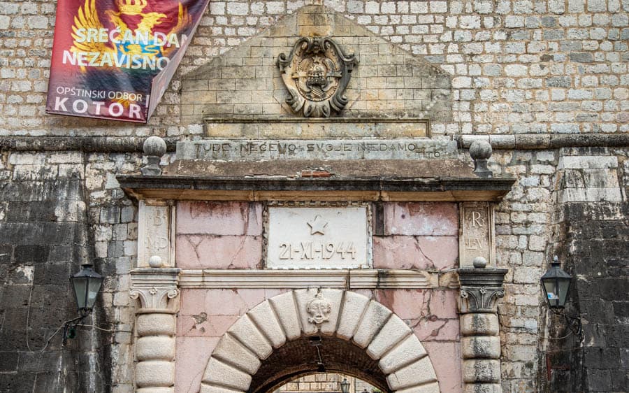 科托古城門上21-XI-1944是科托在二戰期間從納粹德國手中解放的日期