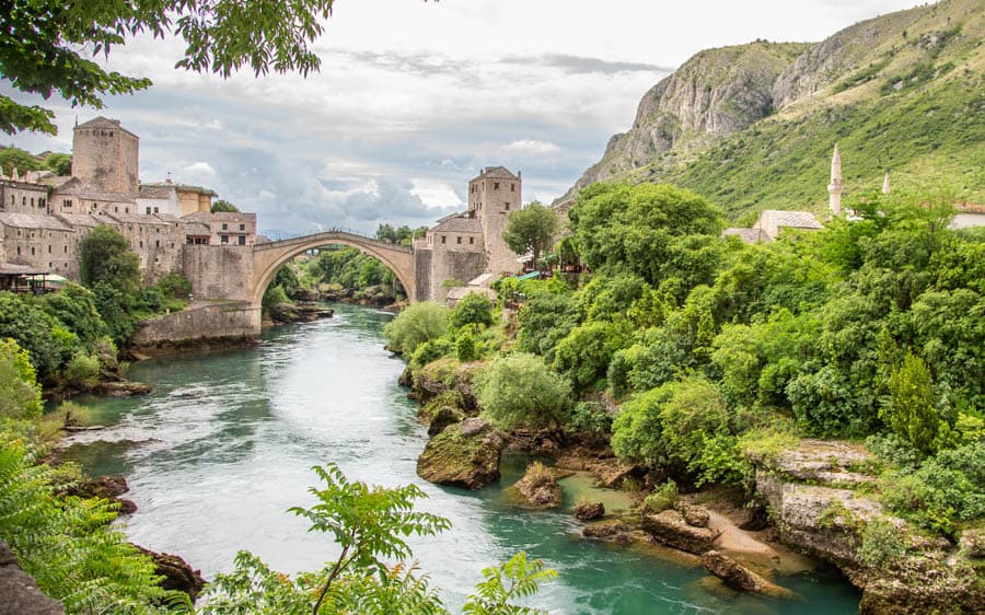 一邊喝波士尼亞咖啡一邊享受慕斯塔爾老橋美景