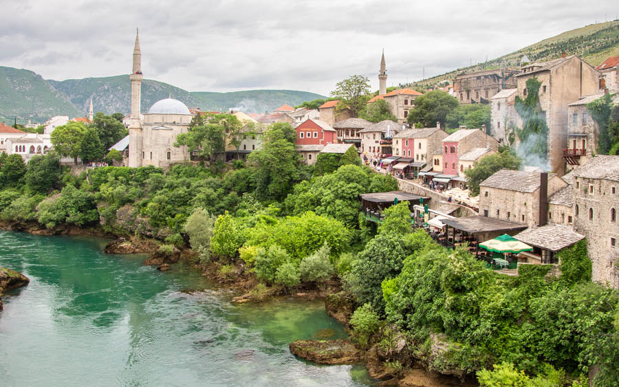 在慕斯塔爾橋中央望向河流下游與老城區
