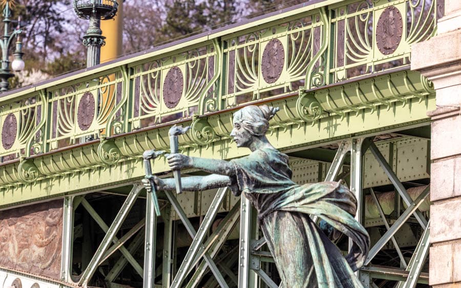 慕夏透過藝術的力量為布拉格建立身分認同