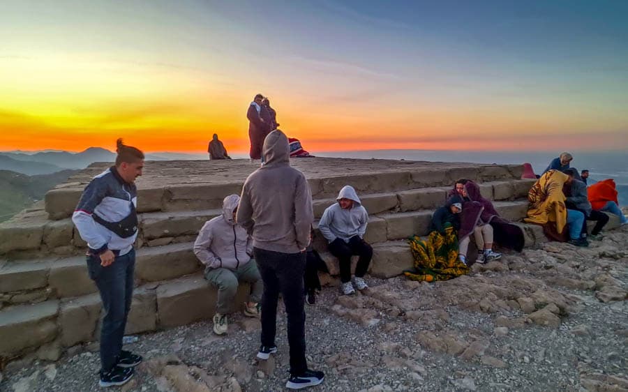土耳其人頭山(內姆魯特山)東平台縮著身體等待曙光的旅人們