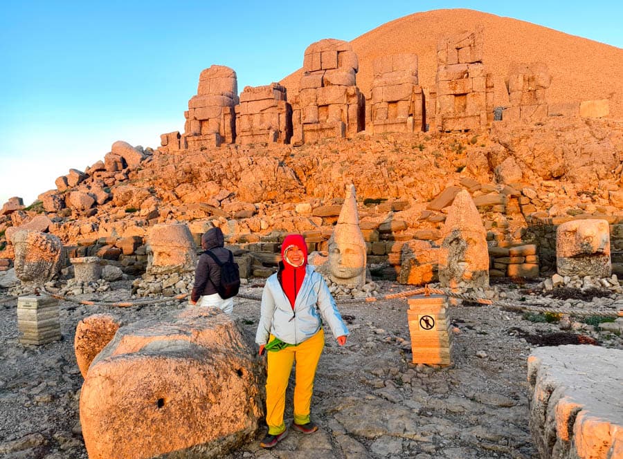 土耳其人頭山(內姆魯特山)東平台日出時石像群