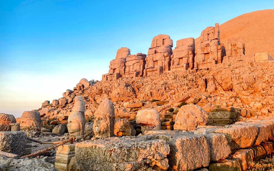 土耳其人頭山(內姆魯特山)東平台日出時石像