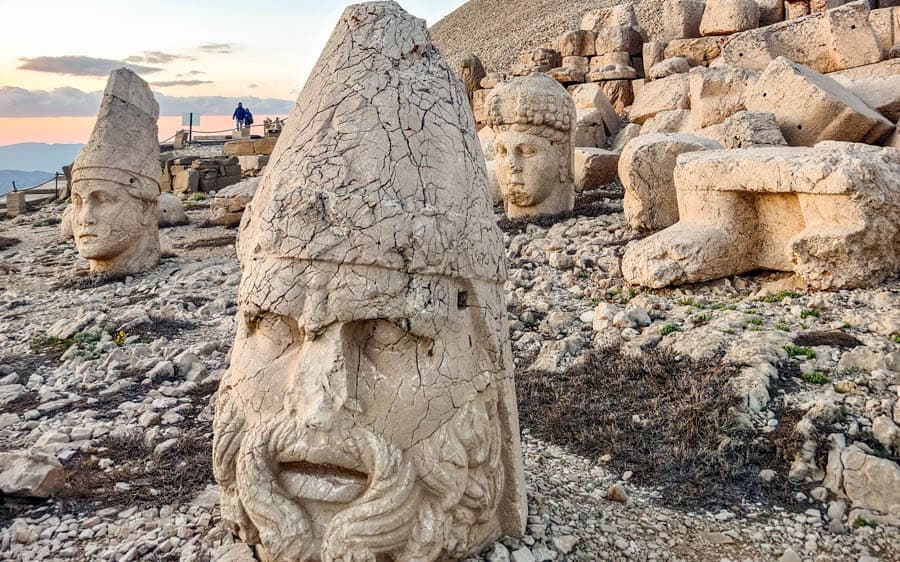 土耳其人頭山(內姆魯特山)西平台日落石像-從左而右 國王 海克力斯 女神