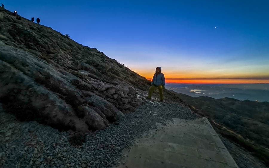 清晨摸黑拾級而上人頭山(內姆魯特山)