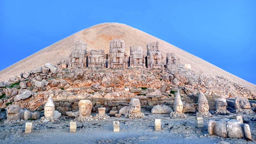 土耳其人頭山(內姆魯特山)東平台日出石像:老鷹 國王 女神 宙斯 阿波羅 海克力斯(從左而右)