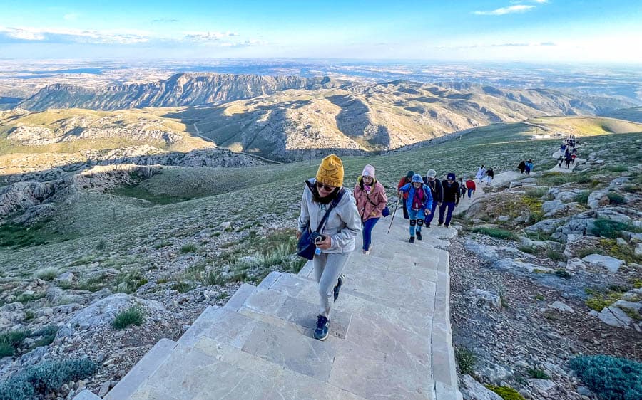 傍晚時分沿步道登山(內姆魯特山)