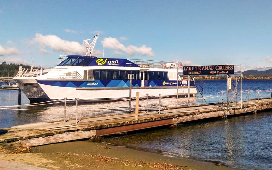 Real NZ前往螢火蟲洞的船隻