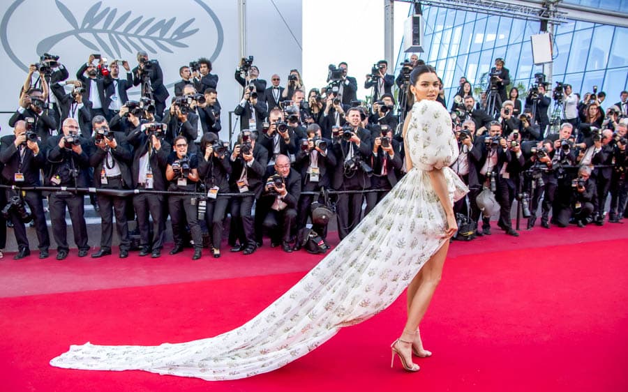 坎城影展（Festival de Cannes）固定在 每年 5 月 舉行，是全球最具指標性的國際電影盛事之一。核心場地是 「坎城影展宮」（Palais des Festivals et des Congrès），位於法國南部蔚藍海岸的坎城市海濱大道 La Croisette 上。