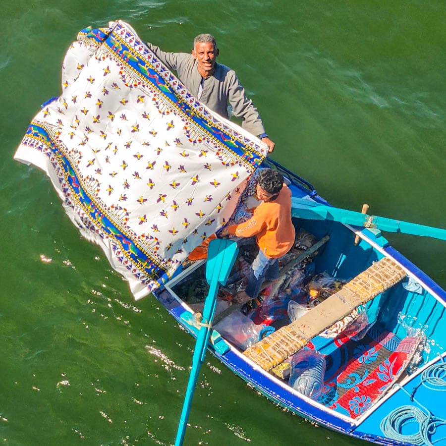 埃及尼羅河上的拋接小販