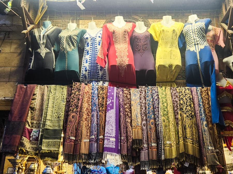 各種風格的傳統中東女性服裝,例如長袍(Kaftans)、罩袍(Abayas)以及裝飾華麗的圍巾。