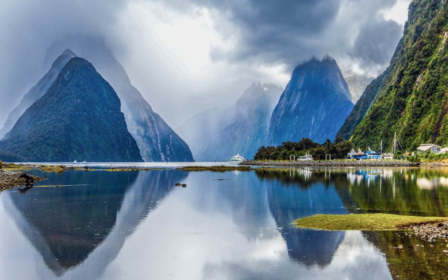 米佛峽灣屬於峽灣國家公園(Fiordland National Park)的一部分，像極了魔戒中的中土世界