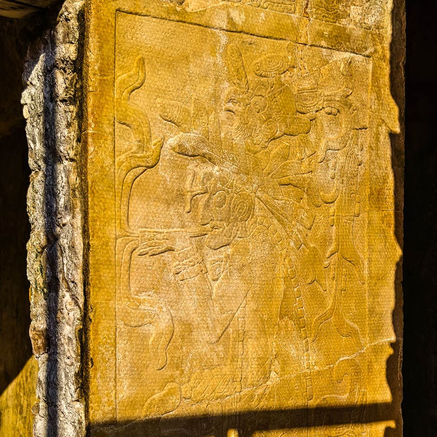 帕倫克十字神廟身披羽毛頭飾的吸菸祭司浮雕