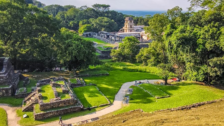  登帕倫克十字神廟俯瞰宮殿區，感受馬雅盛世的輝煌