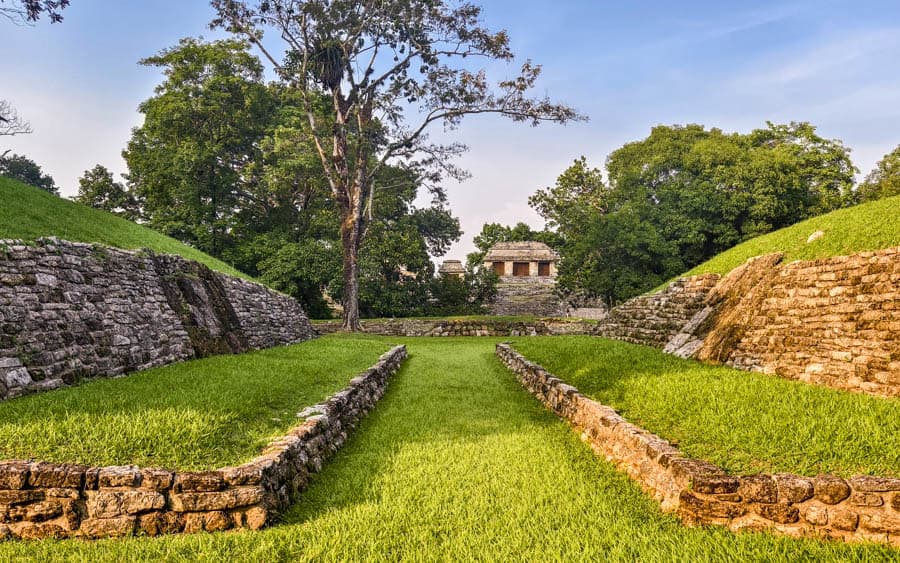 定生死的馬雅球場，伯爵神廟屹立遠方