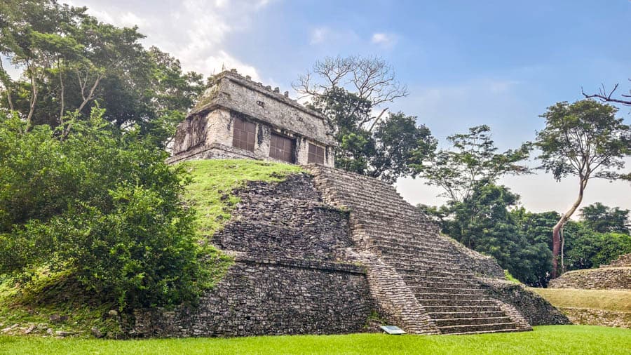伯爵神廟幽深肅穆，五層基座均衡和諧