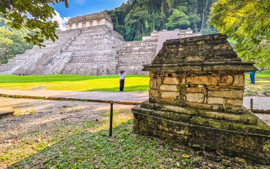 帕倫克魯茲之墓：縮小版神殿，與碑銘神廟永恆對望
