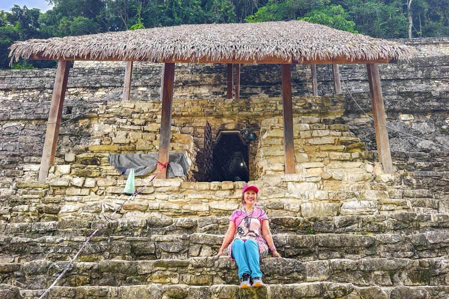 紅皇后神廟入口的陵墓保護茅草屋前
