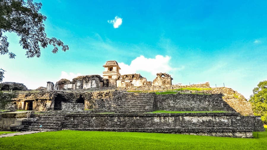 帕倫克宮殿雄踞高台，宏偉塔樓與層疊階梯，守望千年