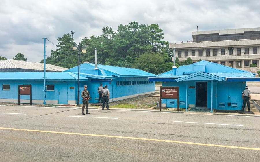 藍色會議室橫跨南北韓軍事分界線,是雙方對話與交涉的重要象徵。