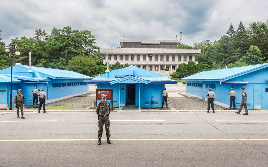 一道看不見的界線,卻將世界分成兩半;藍色會議屋之間,是對話,也是對峙。
