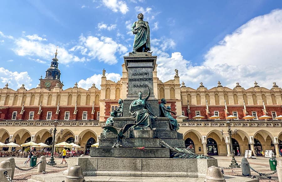 波蘭自助旅行:克拉科夫中央市集廣場詩人雕像與紡織會館