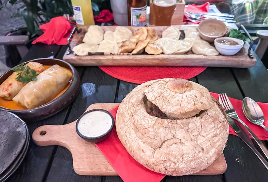 波蘭自助旅行:波蘭餃、置於麵包內的波蘭酸湯、菜捲