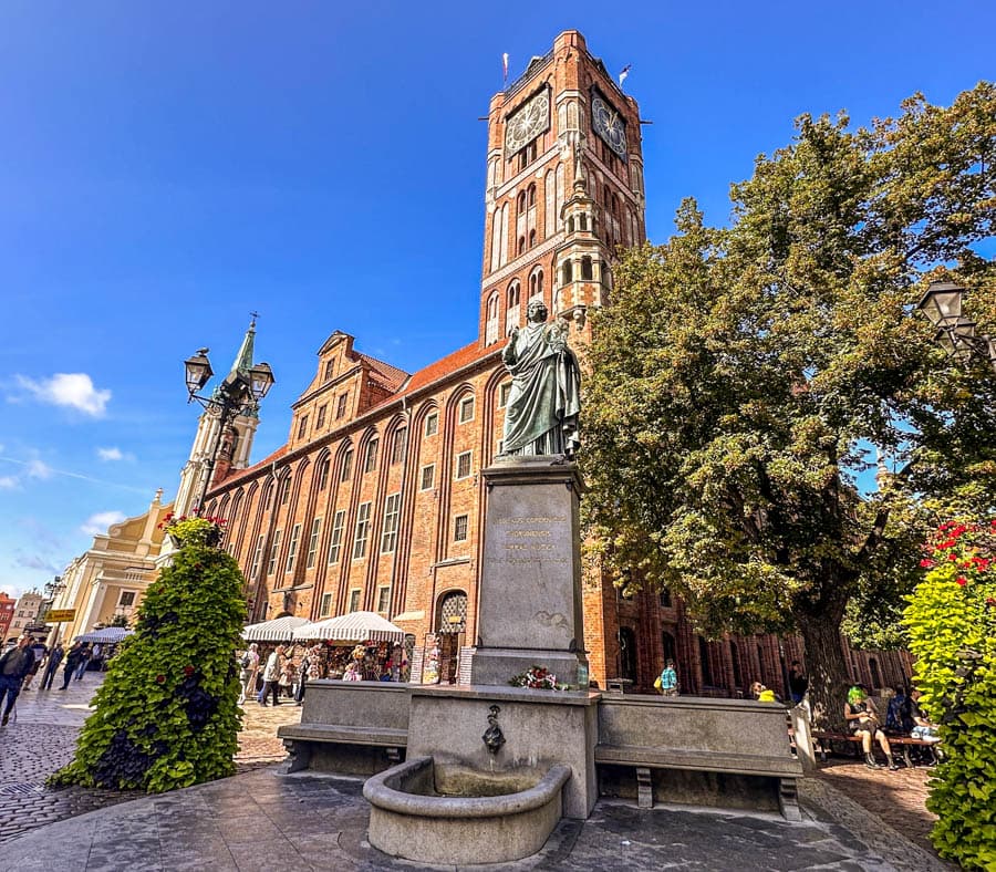 波蘭自助旅行:托倫市政廳附近手持天文儀器的哥白尼雕像