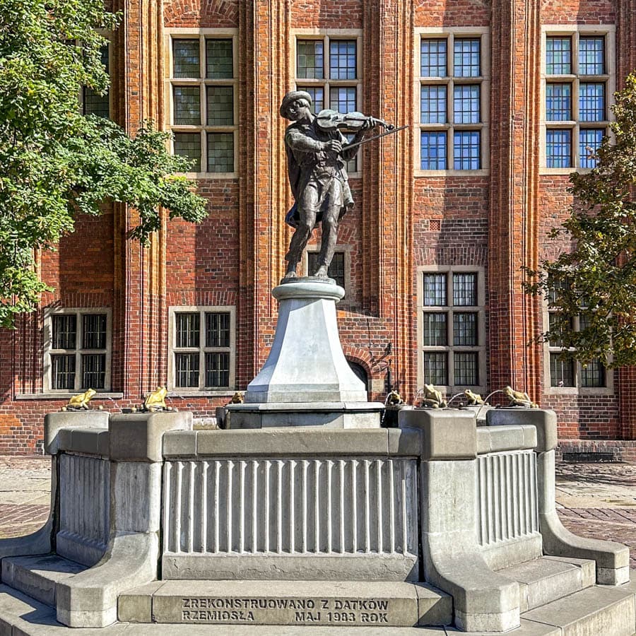 波蘭自助旅行:托倫拉夫特紀念碑噴泉