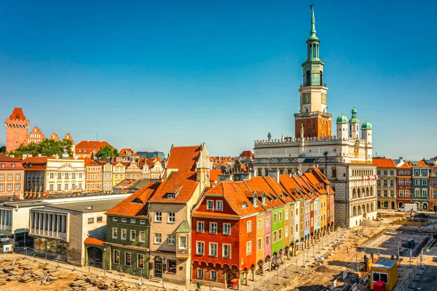 波蘭自助旅行:波茲南舊城區廣場色彩艷麗的商人房