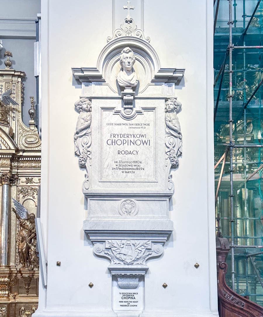 波蘭自助旅行:置放蕭邦心臟的華沙聖十字教堂的柱子