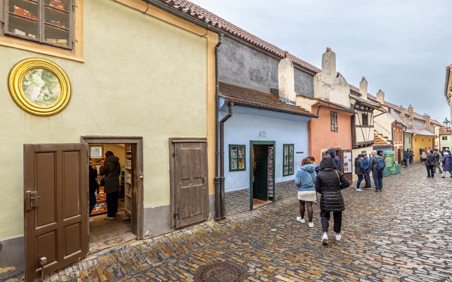 16世紀末魯道夫二世國王讓大量煉金術士住在布拉格城堡區的巷內,故名黃金巷