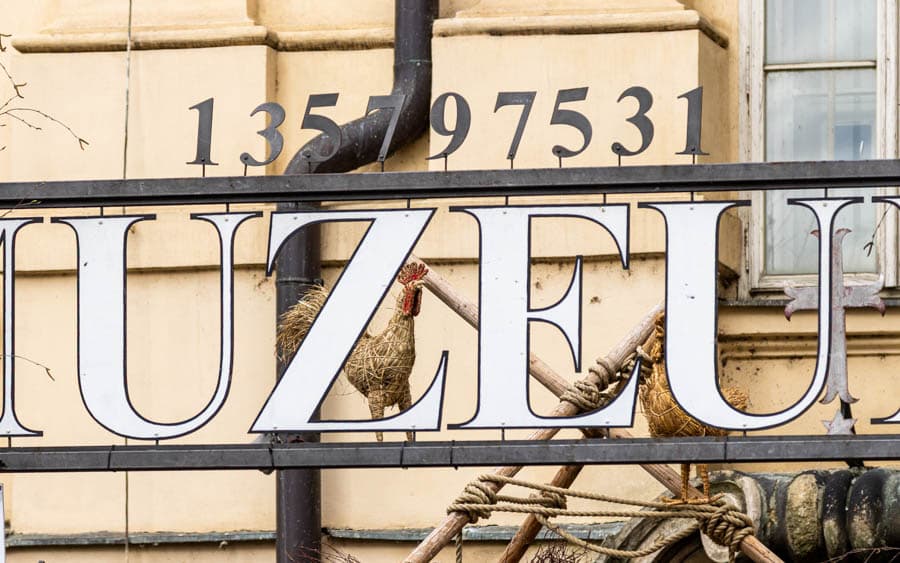 查理大橋博物館招牌上的開工日期密碼