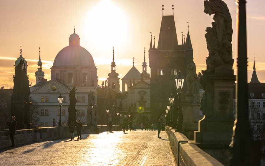 布拉格查理大橋的日出