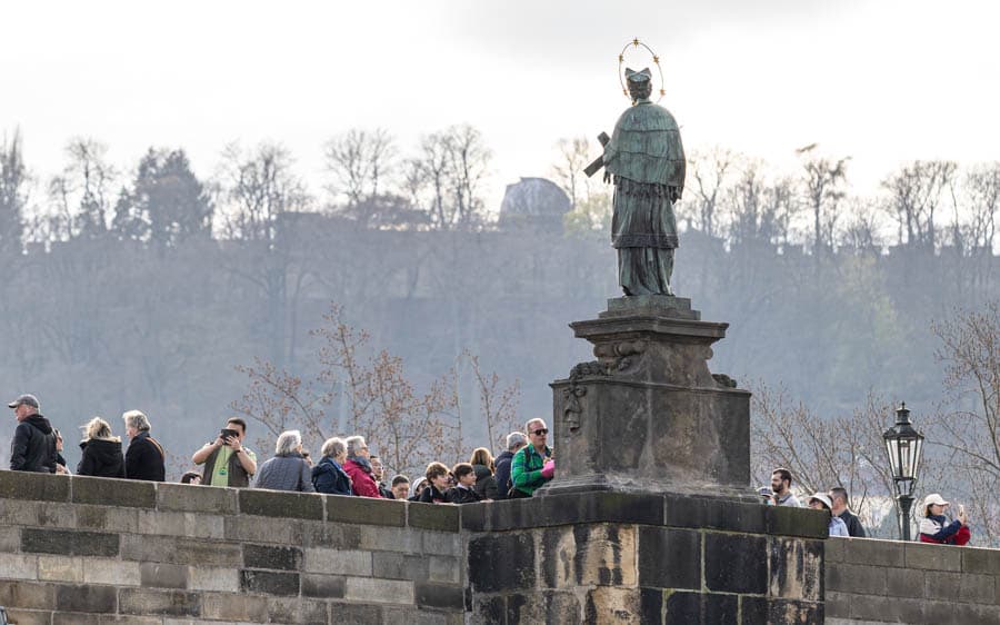 查理大橋上像五星級神父告解的群眾