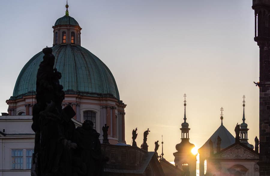 布拉格查理大橋上的日出