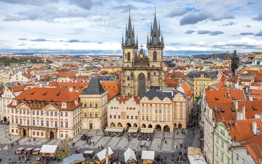 布拉格老城廣場最醒目的提恩教堂