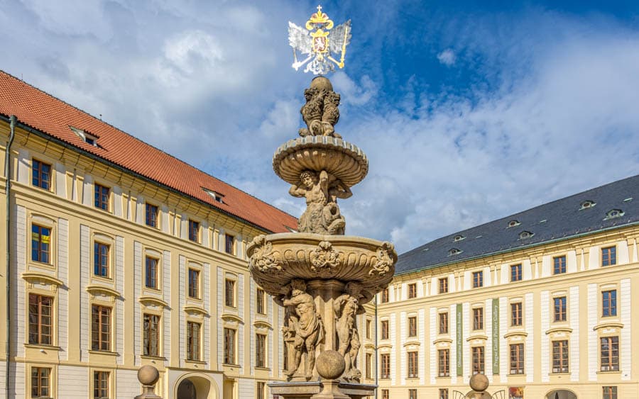 布拉格城堡畫廊外的噴泉