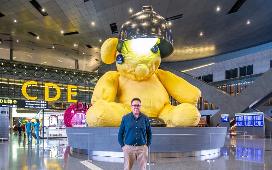 卡達機場雕塑卡達哈馬德國際機場(Hamad International Airport)內著名的「檯燈熊寶寶」雕塑,正式名稱為《Untitled (Lamp/Bear)》