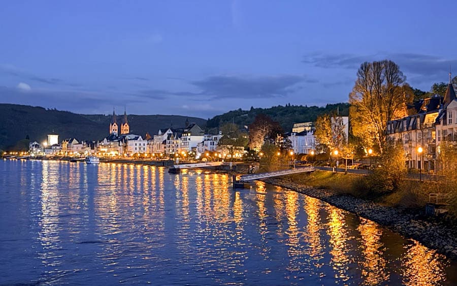 博帕德(Boppard)的河岸藍調夜景