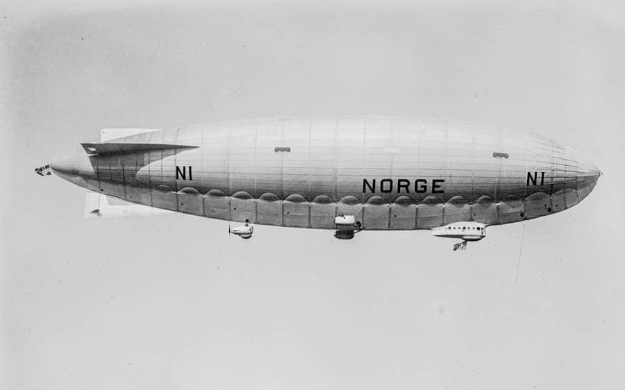 由阿蒙森(Roald Amundsen)領軍，駕駛挪威號飛船於1926 年執行了人類首次飛越北極的航程。 